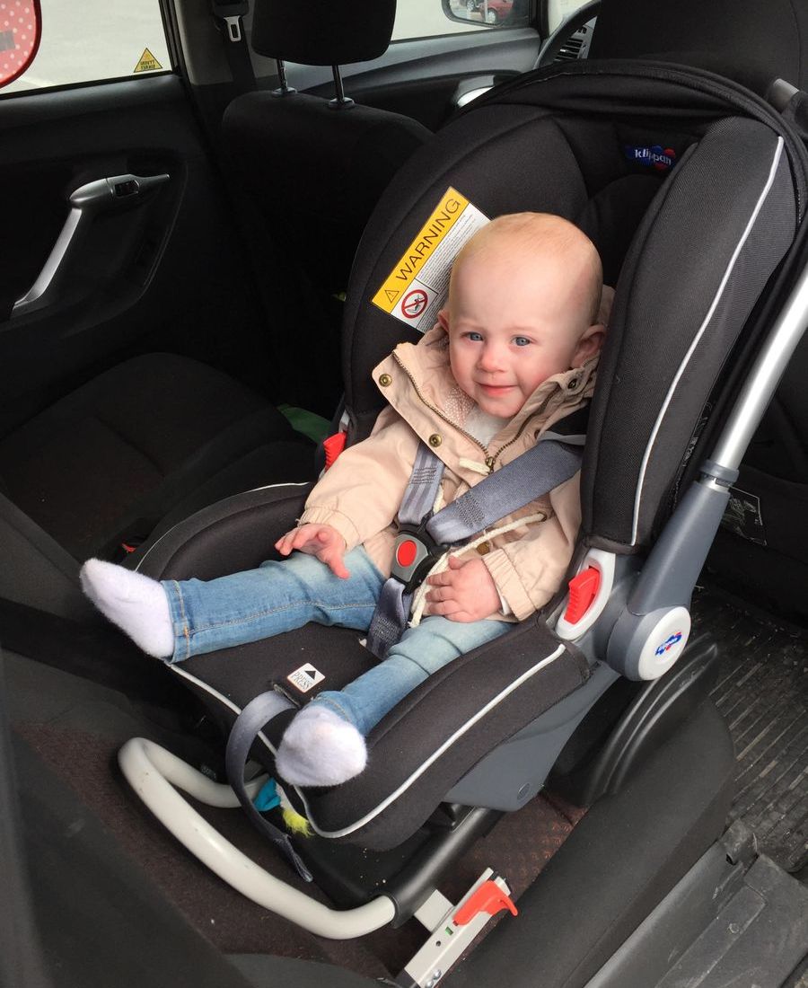 Lille Leah Sophie trives godt i bilen. 